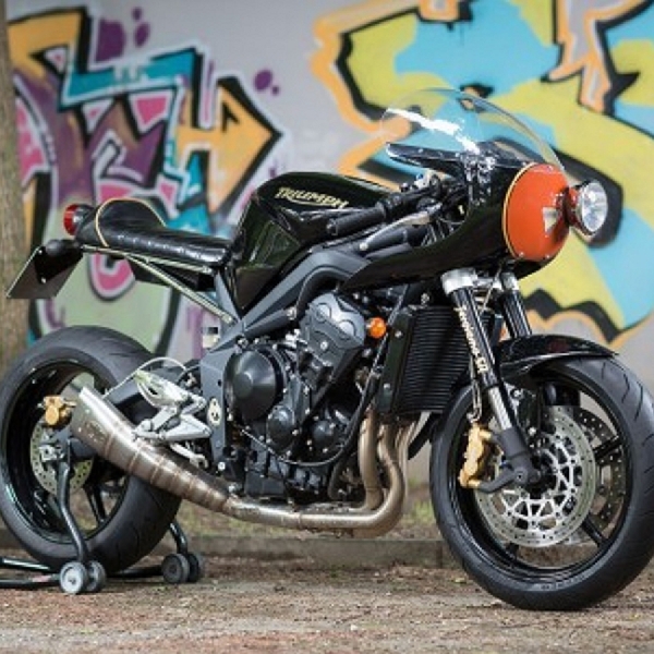 Penampakan Triumph Street Triple R Dengan Mode Retro