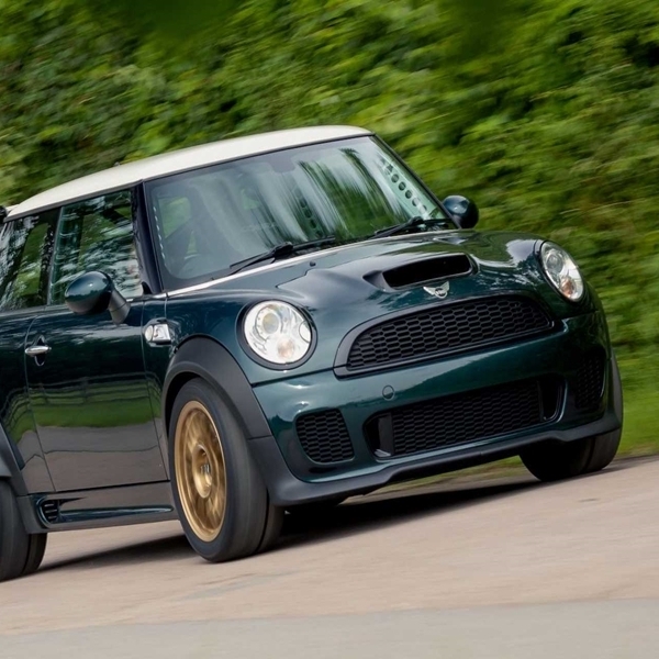 Mini Cooper RWD Bertenaga V8 Jalani Debut di Goodwood