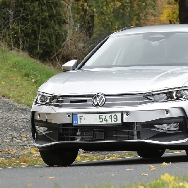 Spy Shot: VW Passat Terciduk Lakukan Pengujian, Wheelbase Lebih Panjang