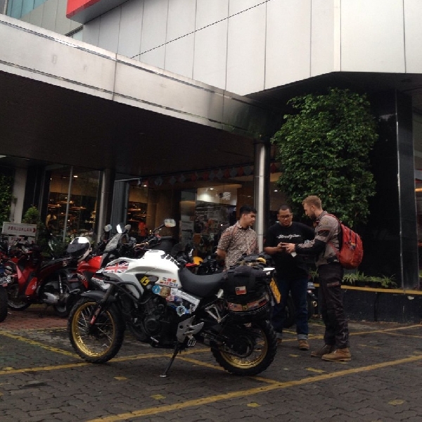 Rider Inggris Terkesima dengan Indonesia dan Layanan Wahana Honda