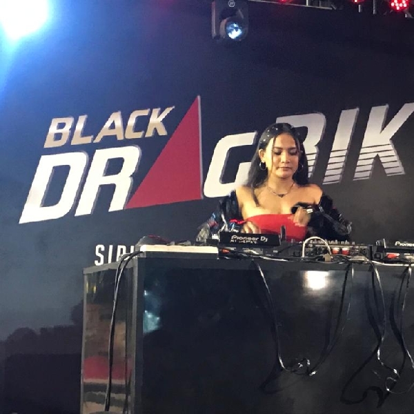 Penampilan DJ Gracela Andreas di Drag Bike Night Battle Support Dragster di Lintasan Lurus