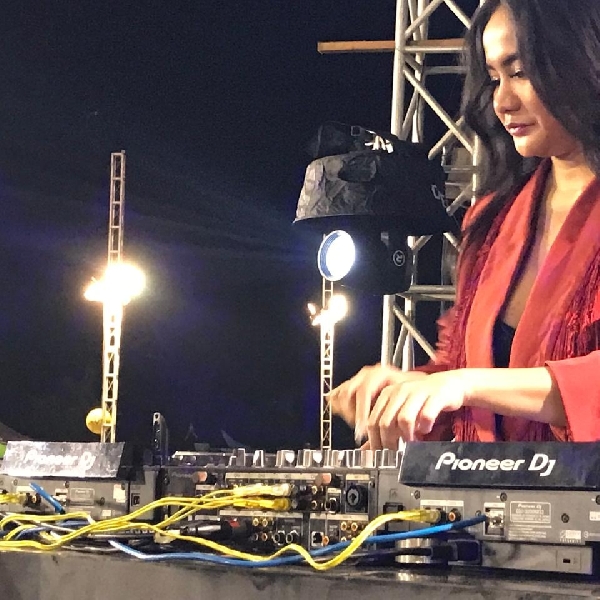 Nonton Drag Bike Malam Hari Sambil Kulineran dan Hiburan oleh DJ Graceland, Keren Banget