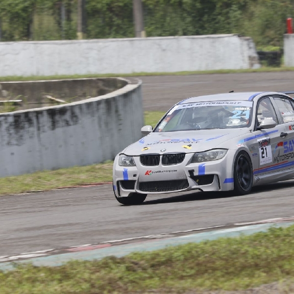 BMW E90 Garapan RDM Motor Sukses Bawa Hendra Kamdani Raih 3 Podium Berbeda 