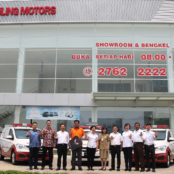 Wuling Serahkan 5 Unit Ambulan ke Rumah Zakat di Hari Kesehatan Nasional