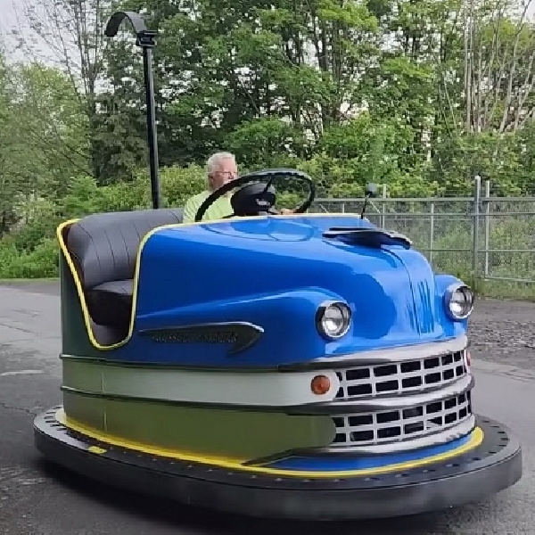Unik Banget! Mobil Bumper Raksasa Bertenaga Chevy Ini Legal Melaju di Jalan raya