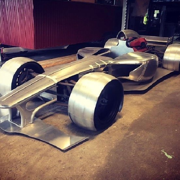 Pria Ini Buat Mobil F1 untuk Jalan Raya