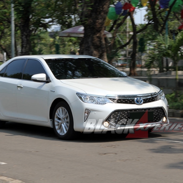 Test Drive Toyota All New Camry Hybrid Sedan Mewah Ramah Lingkungan