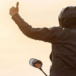 5 Hand Sign Yang Wajib Diketahui Saat Touring Motor