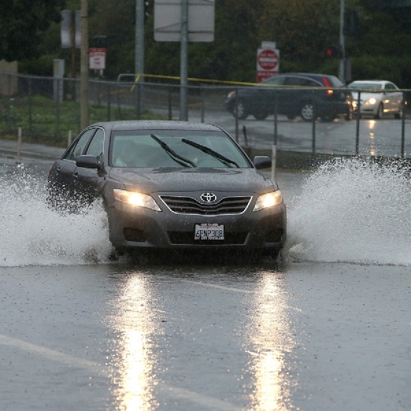 Aman Berkendara di Bawah Hujan
