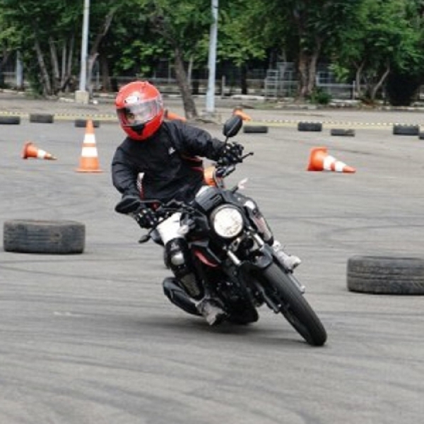 Cara Tepat Saat Mengendarai Motor di Tikungan