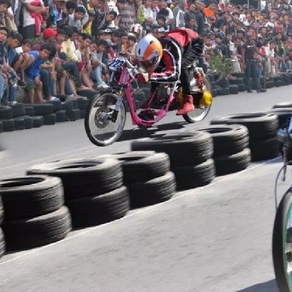 Pernah Lihat Joki Drag Bike Miringkan Motor Sebelum Start? Ternyata Ini Fungsinya