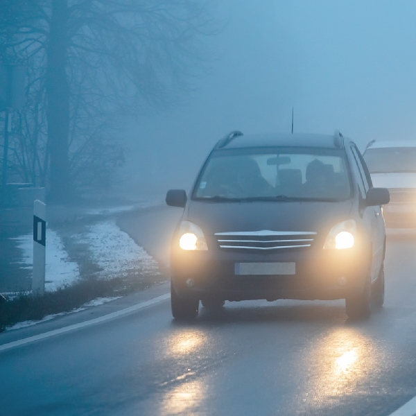 7 Trik Ampuh Menyetir Mobil Saat Kabut Menghalangi Jarak Pandang