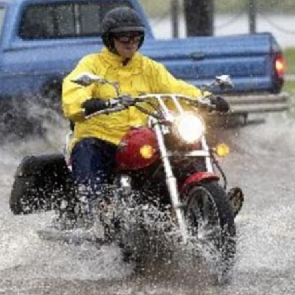 10 Trik Aman Naik Motor Ketika Kondisi Hujan, Nomer 8 Penting Diperhatikan