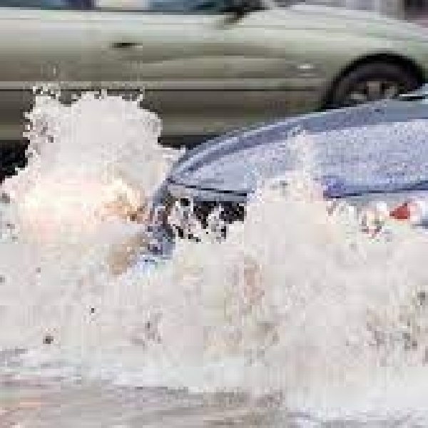 5 Trik Mengendarai Mobil Jika Terpaksa Melewati Jalanan Banjir, Jangan Panik Bro