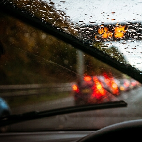 Tips Mengurangi Resiko Berkendara Saat Hujan Deras