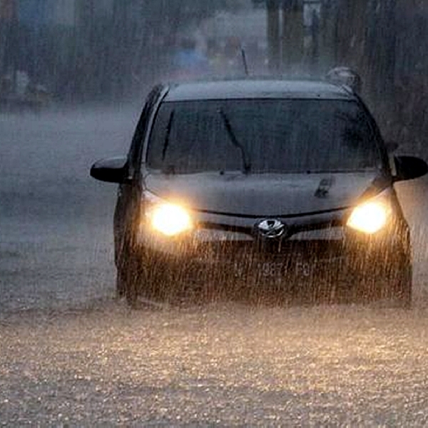 Lima Langkah Sigap Berkendara Saat Menerjang Banjir