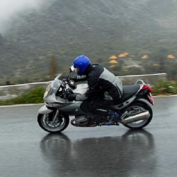 Tips Mengendarai Motor Dikala Musim Hujan