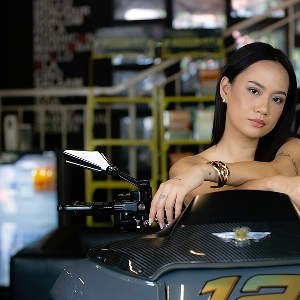 Yemima Suka Banget Sama Harley Davidson Warna Marah dengan Motif Pinestripe