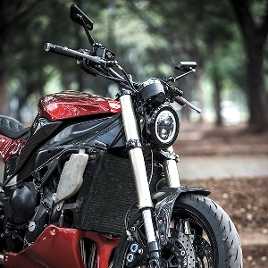 Modifikasi Yamaha R1, Naked Bike yang Lebih Sporty