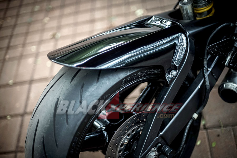 Modifikasi Yamaha R1, Naked Bike yang Lebih Sporty