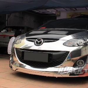 Tampak muka Mazda2 setelah proses wrapping cutting sticker