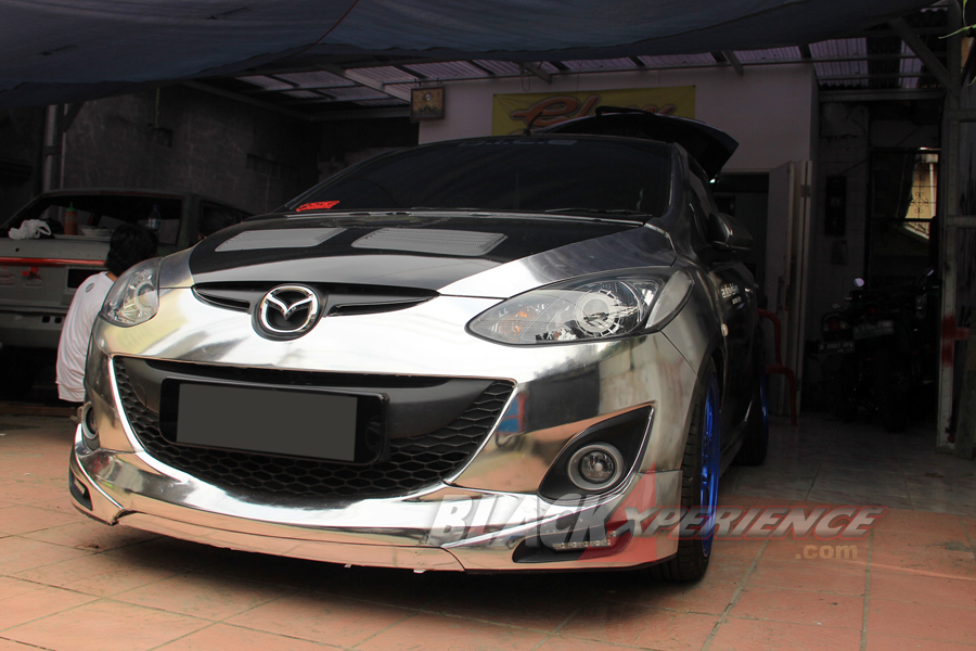 Tampak muka Mazda2 setelah proses wrapping cutting sticker