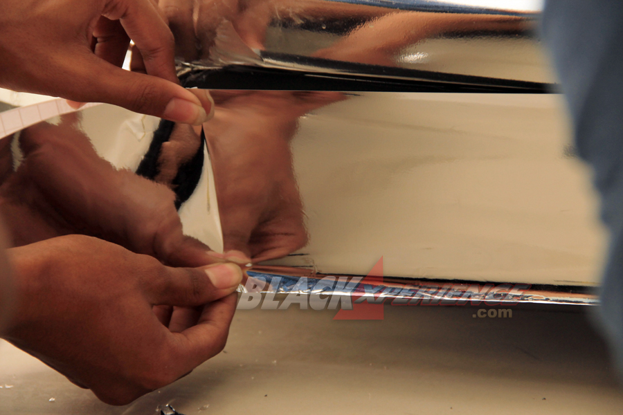 Menempelkan bahan sticker Oracal di spoiler lip Mazda2 street racing