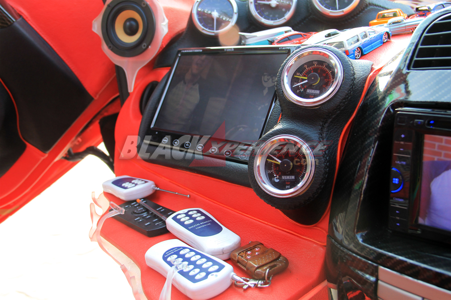 Sejumlah remote untuk mengoperasikan air suspension dan motorized