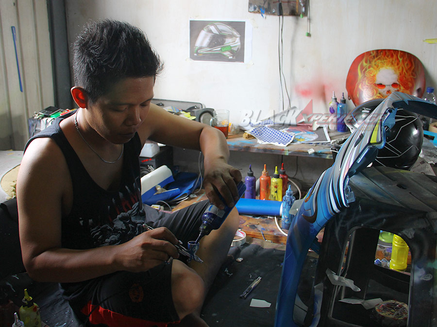 Aktivitas crew Donz Autobodywork saat airbrush