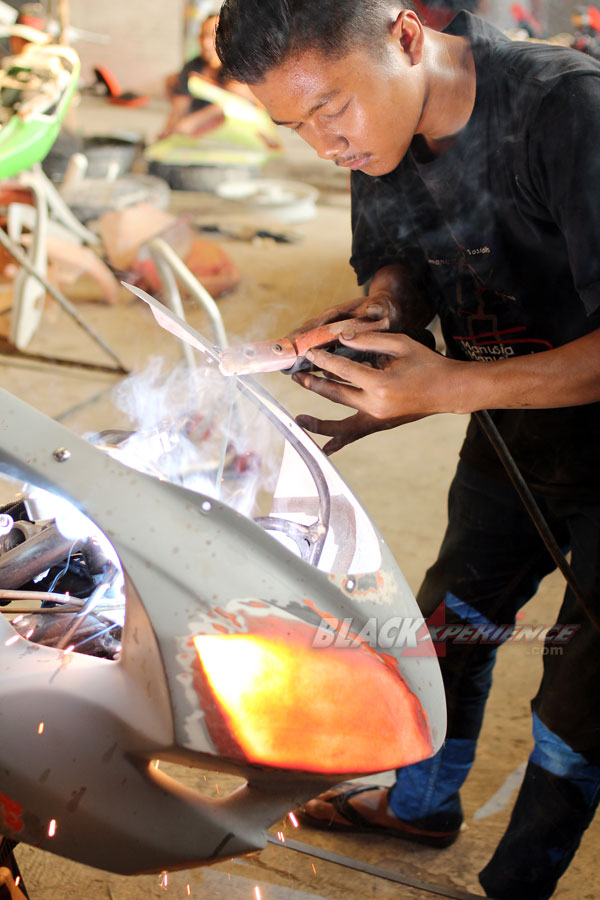 Pengemalan dan proses pengelasan bracket fairing