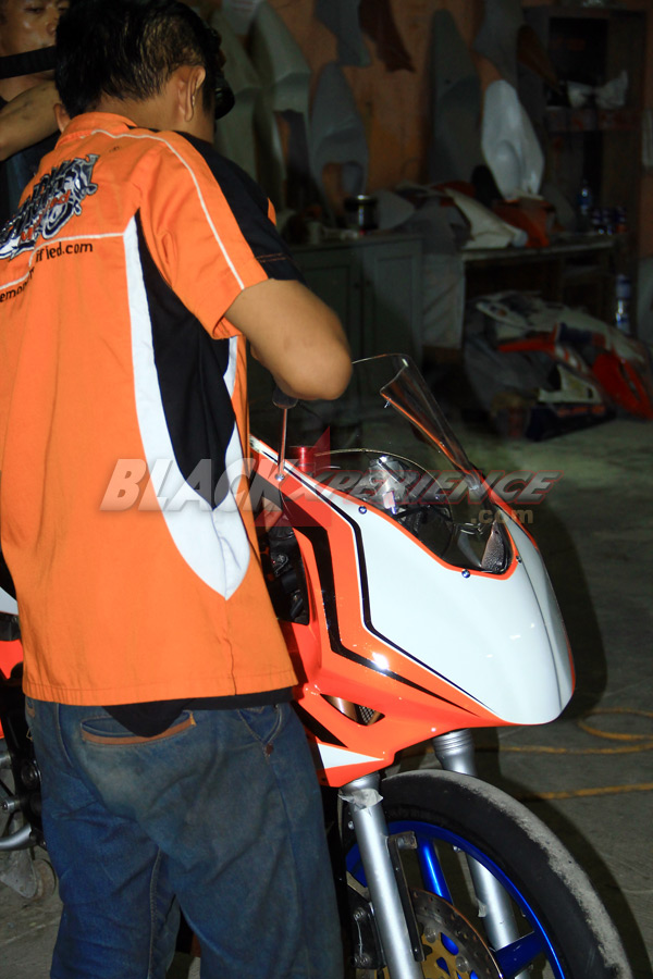 Mengencangkan baut fairing 