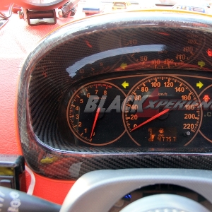 Cover speedometer dibungkus karbon