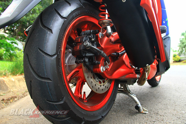 Velg belakang juga dilapis chrome celup, sama dengan depan