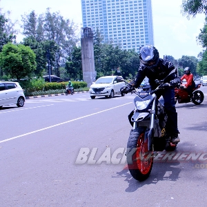 Wahab, menguji coba motor modifikasinya