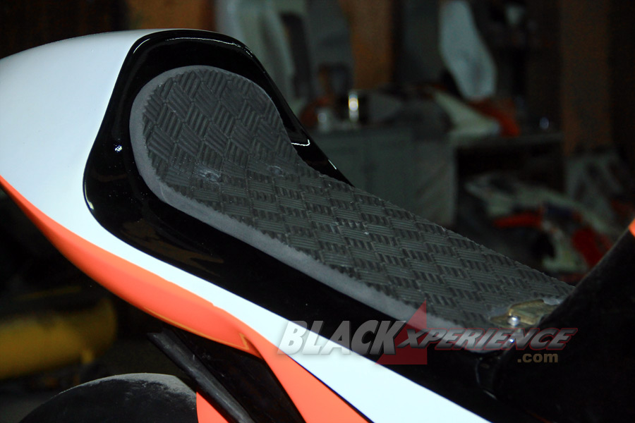 Jok custom ekstra tipis, ciri khas motor balap