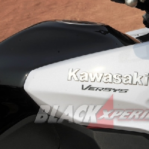 Logo Versys terlihat sederhana