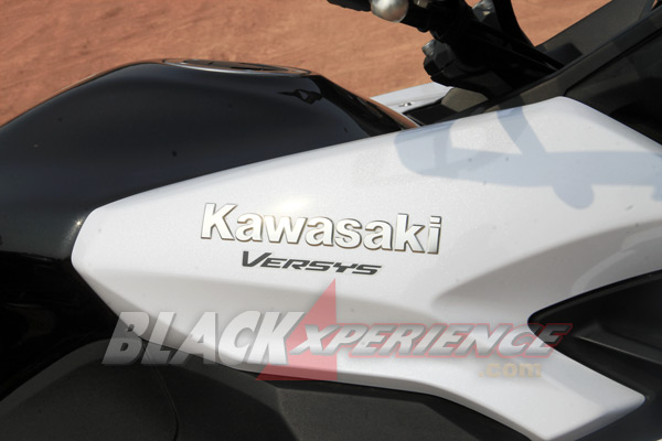 Logo Versys terlihat sederhana