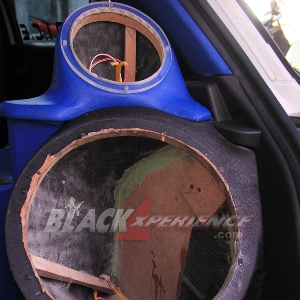 Boks speaker dan subwoofer sisi kanan belakang