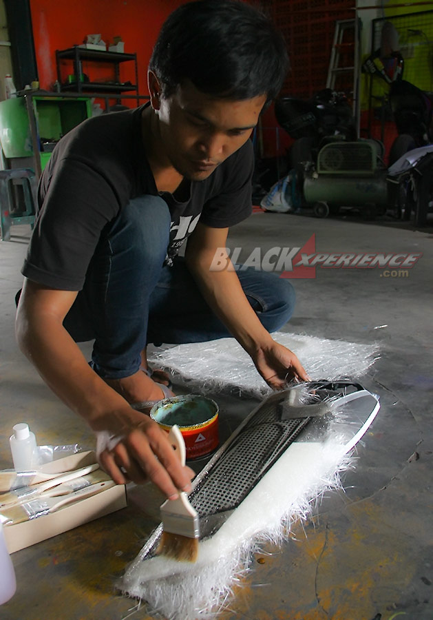 Crew Donz Autoboywork sedang mencetak bodi