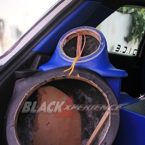 Boks speaker dan subwoofer sisi kiri belakang