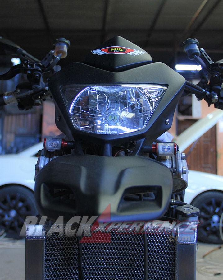 Tampang depan terkesan garang berkat adopsi spakbor model supermotard