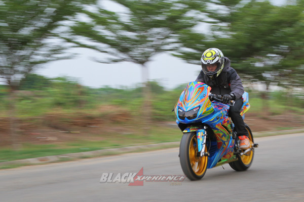 Aksi riding Ninja 250 racing style
