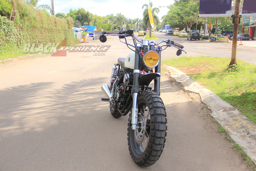 Tampak depan Yamaha Scorpio scrambler tracker