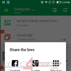 Anda dapat mengajak teman untuk menggunakan aplikasi Dumpster