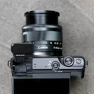 Canon EOS M10 dilihat dari sisi atas