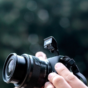 Canon EOS M10 tidak dilengkapi hot shoe tapi sudah tersedia pop-up flash