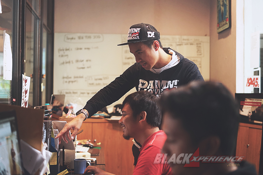 Daniel Mananta memberikan arahan kepada tim design