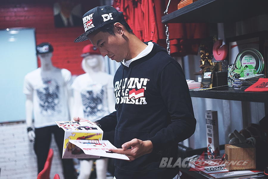 Daniel melihat look book terbaru dari Damn! I Love Indonesia