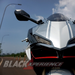 Komposisi warna depan membuat kesan sporty