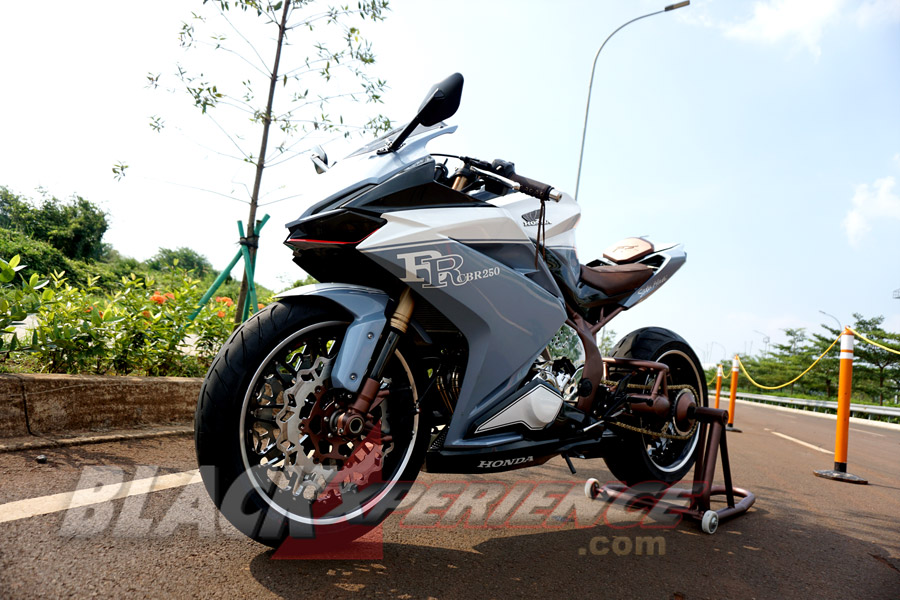 Sisi samping Honda All New CBR250RR tampak maskulin